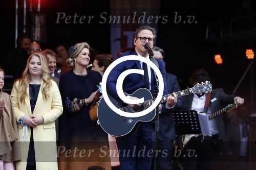 Tilburg 27 april 2017
Koningsdag in tilburg. Aanwezige leden van de koninklijke familie zijn, Koning Willem Alexander Koningin Maxima Prinses Amalia Ariane Alexia, Prins Constantijn prinses Laurentien Prins Maurits Prinses Marilene Prins Bernhard jr Prinses Annette Prins Floris Prinses Aimee Prins Pieter Christiaan en Prinses Anita. Guus Meeuwis en Gers Pardoel zingen ze toe.