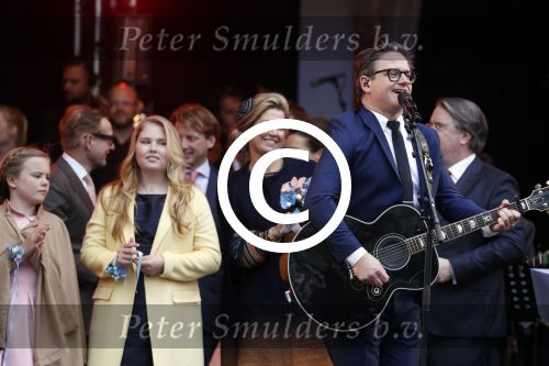 Tilburg 27 april 2017
Koningsdag in tilburg. Aanwezige leden van de koninklijke familie zijn, Koning Willem Alexander Koningin Maxima Prinses Amalia Ariane Alexia, Prins Constantijn prinses Laurentien Prins Maurits Prinses Marilene Prins Bernhard jr Prinses Annette Prins Floris Prinses Aimee Prins Pieter Christiaan en Prinses Anita. Guus Meeuwis en Gers Pardoel zingen ze toe.