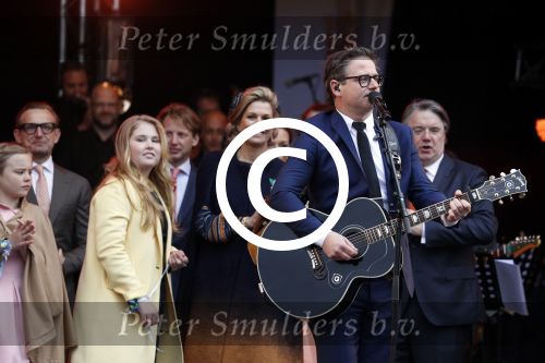 Tilburg 27 april 2017
Koningsdag in tilburg. Aanwezige leden van de koninklijke familie zijn, Koning Willem Alexander Koningin Maxima Prinses Amalia Ariane Alexia, Prins Constantijn prinses Laurentien Prins Maurits Prinses Marilene Prins Bernhard jr Prinses Annette Prins Floris Prinses Aimee Prins Pieter Christiaan en Prinses Anita. Guus Meeuwis en Gers Pardoel zingen ze toe.