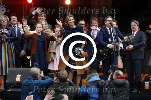 Tilburg 27 april 2017
Koningsdag in tilburg. Aanwezige leden van de koninklijke familie zijn, Koning Willem Alexander Koningin Maxima Prinses Amalia Ariane Alexia, Prins Constantijn prinses Laurentien Prins Maurits Prinses Marilene Prins Bernhard jr Prinses Annette Prins Floris Prinses Aimee Prins Pieter Christiaan en Prinses Anita. Guus Meeuwis en Gers Pardoel zingen ze toe.
