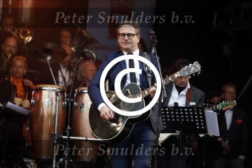 Tilburg 27 april 2017
Koningsdag in tilburg. Aanwezige leden van de koninklijke familie zijn, Koning Willem Alexander Koningin Maxima Prinses Amalia Ariane Alexia, Prins Constantijn prinses Laurentien Prins Maurits Prinses Marilene Prins Bernhard jr Prinses Annette Prins Floris Prinses Aimee Prins Pieter Christiaan en Prinses Anita. Guus Meeuwis en Gers Pardoel zingen ze toe.