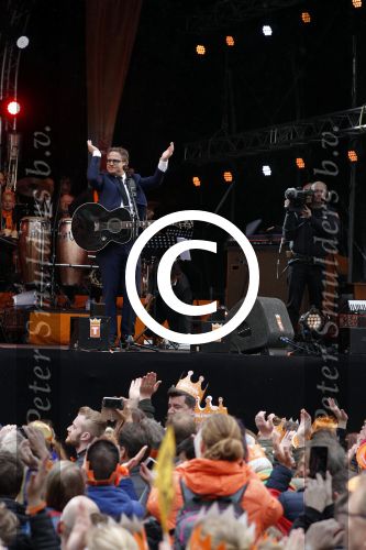 Tilburg 27 april 2017
Koningsdag in tilburg. Aanwezige leden van de koninklijke familie zijn, Koning Willem Alexander Koningin Maxima Prinses Amalia Ariane Alexia, Prins Constantijn prinses Laurentien Prins Maurits Prinses Marilene Prins Bernhard jr Prinses Annette Prins Floris Prinses Aimee Prins Pieter Christiaan en Prinses Anita. Guus Meeuwis en Gers Pardoel zingen ze toe.