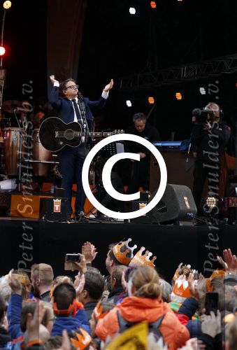 Tilburg 27 april 2017
Koningsdag in tilburg. Aanwezige leden van de koninklijke familie zijn, Koning Willem Alexander Koningin Maxima Prinses Amalia Ariane Alexia, Prins Constantijn prinses Laurentien Prins Maurits Prinses Marilene Prins Bernhard jr Prinses Annette Prins Floris Prinses Aimee Prins Pieter Christiaan en Prinses Anita. Guus Meeuwis en Gers Pardoel zingen ze toe.
