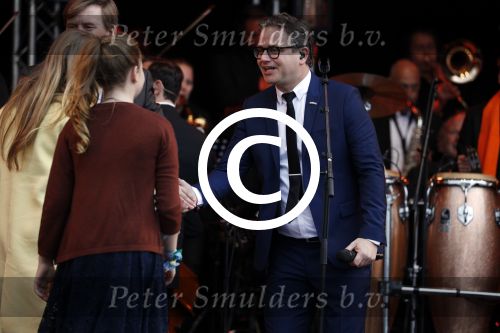 Tilburg 27 april 2017
Koningsdag in tilburg. Aanwezige leden van de koninklijke familie zijn, Koning Willem Alexander Koningin Maxima Prinses Amalia Ariane Alexia, Prins Constantijn prinses Laurentien Prins Maurits Prinses Marilene Prins Bernhard jr Prinses Annette Prins Floris Prinses Aimee Prins Pieter Christiaan en Prinses Anita. Guus Meeuwis en Gers Pardoel zingen ze toe.