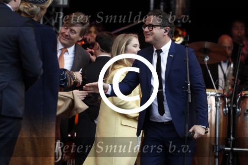 Tilburg 27 april 2017
Koningsdag in tilburg. Aanwezige leden van de koninklijke familie zijn, Koning Willem Alexander Koningin Maxima Prinses Amalia Ariane Alexia, Prins Constantijn prinses Laurentien Prins Maurits Prinses Marilene Prins Bernhard jr Prinses Annette Prins Floris Prinses Aimee Prins Pieter Christiaan en Prinses Anita. Guus Meeuwis en Gers Pardoel zingen ze toe.