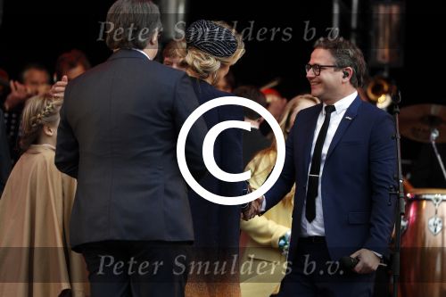 Tilburg 27 april 2017
Koningsdag in tilburg. Aanwezige leden van de koninklijke familie zijn, Koning Willem Alexander Koningin Maxima Prinses Amalia Ariane Alexia, Prins Constantijn prinses Laurentien Prins Maurits Prinses Marilene Prins Bernhard jr Prinses Annette Prins Floris Prinses Aimee Prins Pieter Christiaan en Prinses Anita. Guus Meeuwis en Gers Pardoel zingen ze toe.
