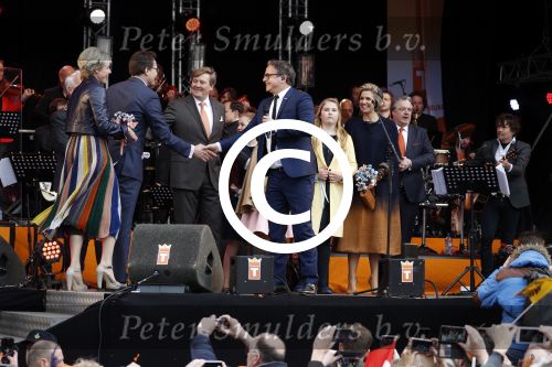 Tilburg 27 april 2017
Koningsdag in tilburg. Aanwezige leden van de koninklijke familie zijn, Koning Willem Alexander Koningin Maxima Prinses Amalia Ariane Alexia, Prins Constantijn prinses Laurentien Prins Maurits Prinses Marilene Prins Bernhard jr Prinses Annette Prins Floris Prinses Aimee Prins Pieter Christiaan en Prinses Anita. Guus Meeuwis en Gers Pardoel zingen ze toe.