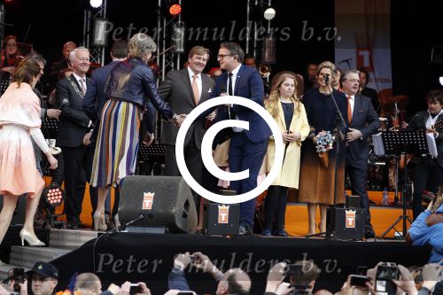 Tilburg 27 april 2017
Koningsdag in tilburg. Aanwezige leden van de koninklijke familie zijn, Koning Willem Alexander Koningin Maxima Prinses Amalia Ariane Alexia, Prins Constantijn prinses Laurentien Prins Maurits Prinses Marilene Prins Bernhard jr Prinses Annette Prins Floris Prinses Aimee Prins Pieter Christiaan en Prinses Anita. Guus Meeuwis en Gers Pardoel zingen ze toe.