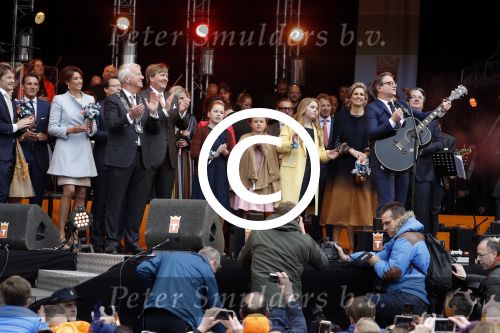 Tilburg 27 april 2017
Koningsdag in tilburg. Aanwezige leden van de koninklijke familie zijn, Koning Willem Alexander Koningin Maxima Prinses Amalia Ariane Alexia, Prins Constantijn prinses Laurentien Prins Maurits Prinses Marilene Prins Bernhard jr Prinses Annette Prins Floris Prinses Aimee Prins Pieter Christiaan en Prinses Anita. Guus Meeuwis en Gers Pardoel zingen ze toe.