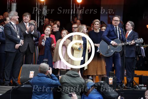 Tilburg 27 april 2017
Koningsdag in tilburg. Aanwezige leden van de koninklijke familie zijn, Koning Willem Alexander Koningin Maxima Prinses Amalia Ariane Alexia, Prins Constantijn prinses Laurentien Prins Maurits Prinses Marilene Prins Bernhard jr Prinses Annette Prins Floris Prinses Aimee Prins Pieter Christiaan en Prinses Anita. Guus Meeuwis en Gers Pardoel zingen ze toe.