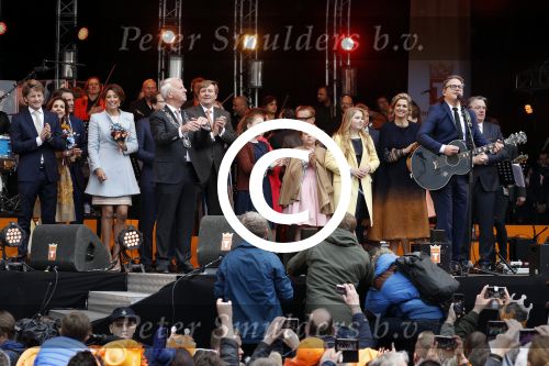 Tilburg 27 april 2017
Koningsdag in tilburg. Aanwezige leden van de koninklijke familie zijn, Koning Willem Alexander Koningin Maxima Prinses Amalia Ariane Alexia, Prins Constantijn prinses Laurentien Prins Maurits Prinses Marilene Prins Bernhard jr Prinses Annette Prins Floris Prinses Aimee Prins Pieter Christiaan en Prinses Anita. Guus Meeuwis en Gers Pardoel zingen ze toe.