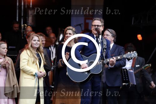 Tilburg 27 april 2017
Koningsdag in tilburg. Aanwezige leden van de koninklijke familie zijn, Koning Willem Alexander Koningin Maxima Prinses Amalia Ariane Alexia, Prins Constantijn prinses Laurentien Prins Maurits Prinses Marilene Prins Bernhard jr Prinses Annette Prins Floris Prinses Aimee Prins Pieter Christiaan en Prinses Anita. Guus Meeuwis en Gers Pardoel zingen ze toe.