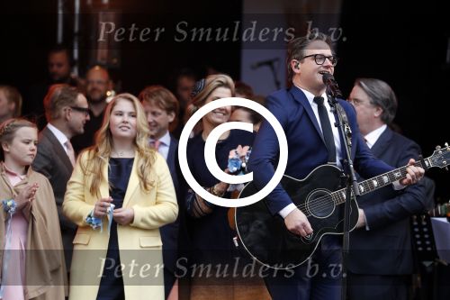 Tilburg 27 april 2017
Koningsdag in tilburg. Aanwezige leden van de koninklijke familie zijn, Koning Willem Alexander Koningin Maxima Prinses Amalia Ariane Alexia, Prins Constantijn prinses Laurentien Prins Maurits Prinses Marilene Prins Bernhard jr Prinses Annette Prins Floris Prinses Aimee Prins Pieter Christiaan en Prinses Anita. Guus Meeuwis en Gers Pardoel zingen ze toe.