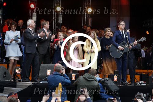 Tilburg 27 april 2017
Koningsdag in tilburg. Aanwezige leden van de koninklijke familie zijn, Koning Willem Alexander Koningin Maxima Prinses Amalia Ariane Alexia, Prins Constantijn prinses Laurentien Prins Maurits Prinses Marilene Prins Bernhard jr Prinses Annette Prins Floris Prinses Aimee Prins Pieter Christiaan en Prinses Anita. Guus Meeuwis en Gers Pardoel zingen ze toe.