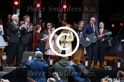 Tilburg 27 april 2017
Koningsdag in tilburg. Aanwezige leden van de koninklijke familie zijn, Koning Willem Alexander Koningin Maxima Prinses Amalia Ariane Alexia, Prins Constantijn prinses Laurentien Prins Maurits Prinses Marilene Prins Bernhard jr Prinses Annette Prins Floris Prinses Aimee Prins Pieter Christiaan en Prinses Anita. Guus Meeuwis en Gers Pardoel zingen ze toe.