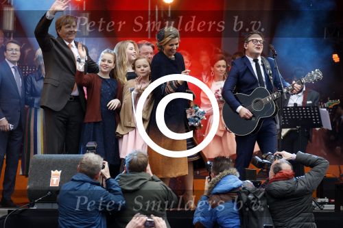 Tilburg 27 april 2017
Koningsdag in tilburg. Aanwezige leden van de koninklijke familie zijn, Koning Willem Alexander Koningin Maxima Prinses Amalia Ariane Alexia, Prins Constantijn prinses Laurentien Prins Maurits Prinses Marilene Prins Bernhard jr Prinses Annette Prins Floris Prinses Aimee Prins Pieter Christiaan en Prinses Anita. Guus Meeuwis en Gers Pardoel zingen ze toe.