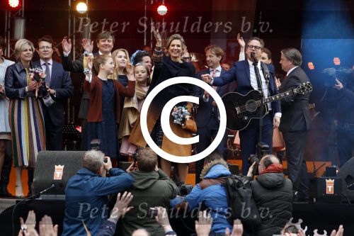 Tilburg 27 april 2017
Koningsdag in tilburg. Aanwezige leden van de koninklijke familie zijn, Koning Willem Alexander Koningin Maxima Prinses Amalia Ariane Alexia, Prins Constantijn prinses Laurentien Prins Maurits Prinses Marilene Prins Bernhard jr Prinses Annette Prins Floris Prinses Aimee Prins Pieter Christiaan en Prinses Anita. Guus Meeuwis en Gers Pardoel zingen ze toe.