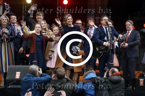 Tilburg 27 april 2017
Koningsdag in tilburg. Aanwezige leden van de koninklijke familie zijn, Koning Willem Alexander Koningin Maxima Prinses Amalia Ariane Alexia, Prins Constantijn prinses Laurentien Prins Maurits Prinses Marilene Prins Bernhard jr Prinses Annette Prins Floris Prinses Aimee Prins Pieter Christiaan en Prinses Anita. Guus Meeuwis en Gers Pardoel zingen ze toe.