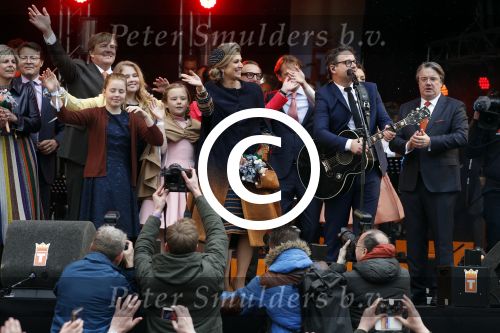 Tilburg 27 april 2017
Koningsdag in tilburg. Aanwezige leden van de koninklijke familie zijn, Koning Willem Alexander Koningin Maxima Prinses Amalia Ariane Alexia, Prins Constantijn prinses Laurentien Prins Maurits Prinses Marilene Prins Bernhard jr Prinses Annette Prins Floris Prinses Aimee Prins Pieter Christiaan en Prinses Anita. Guus Meeuwis en Gers Pardoel zingen ze toe.
