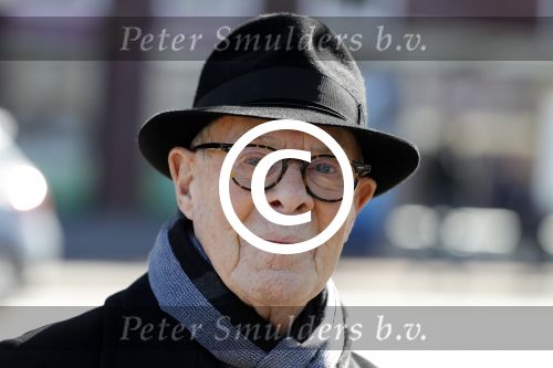 Amsterdam 8 mei 2017
Presentatie L\'Homo met Douwe Bob op de cover. Linda de Mol overhandigt het eerste exemplaar.
Hans v Manen met een kennis