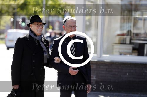 Amsterdam 8 mei 2017
Presentatie L\'Homo met Douwe Bob op de cover. Linda de Mol overhandigt het eerste exemplaar.
Hans v Manen met een kennis
