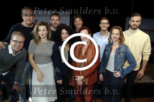 Amsterdam 13 april 2017 
Castpresentatie Huisvrouwen Bestaan Niet in vondel CS in het vondelpark. oa Rick Engelkes