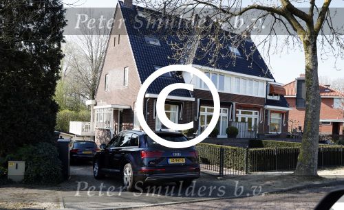 Amsterdam 8 april 2017 
Humberto Tan en Ineke beider auto\'s staan op de oprit van hun huis.