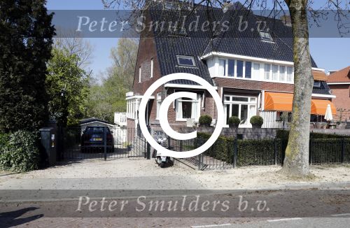 Amsterdam 9 april 2017 
Humberto Tan en Ineke beider auto\'s staan op de oprit van hun huis.