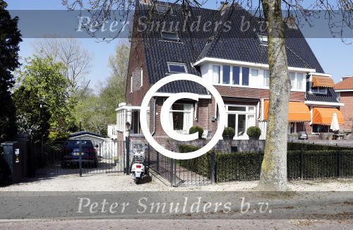 Amsterdam 9 april 2017 
Humberto Tan en Ineke beider auto\'s staan op de oprit van hun huis.