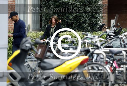 Amsterdam 12 april 2017
Humberto Tan met zijn vrouw Ineke op straat in amsterdam zuid