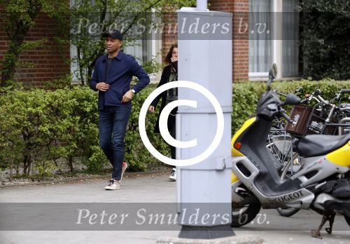 Amsterdam 12 april 2017
Humberto Tan met zijn vrouw Ineke op straat in amsterdam zuid