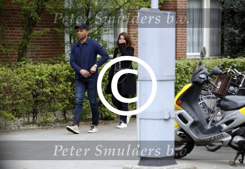 Amsterdam 12 april 2017
Humberto Tan met zijn vrouw Ineke op straat in amsterdam zuid