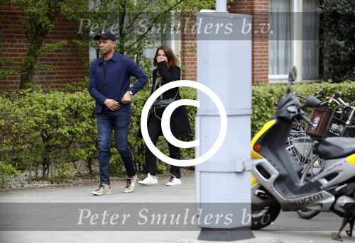 Amsterdam 12 april 2017
Humberto Tan met zijn vrouw Ineke op straat in amsterdam zuid