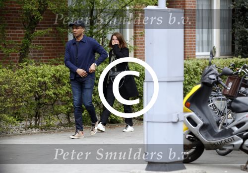 Amsterdam 12 april 2017
Humberto Tan met zijn vrouw Ineke op straat in amsterdam zuid