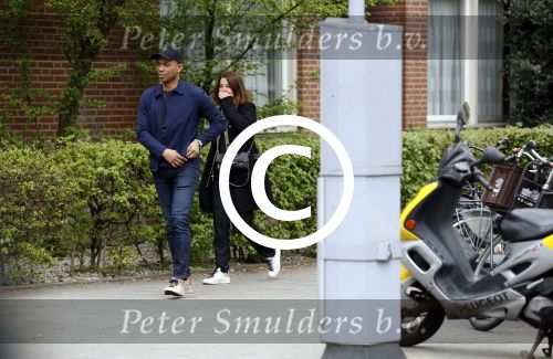 Amsterdam 12 april 2017
Humberto Tan met zijn vrouw Ineke op straat in amsterdam zuid