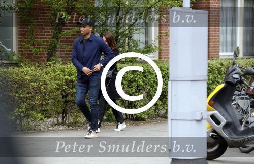 Amsterdam 12 april 2017
Humberto Tan met zijn vrouw Ineke op straat in amsterdam zuid