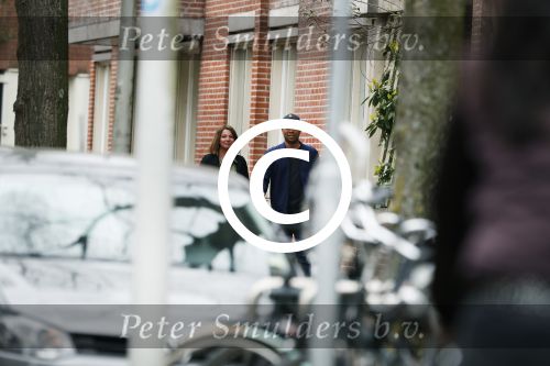 Amsterdam 12 april 2017
Humberto Tan met zijn vrouw Ineke op straat in amsterdam zuid