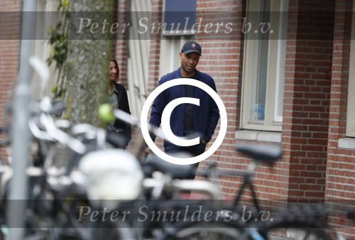 Amsterdam 12 april 2017
Humberto Tan met zijn vrouw Ineke op straat in amsterdam zuid