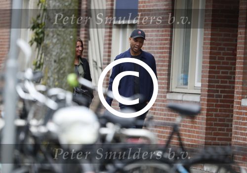 Amsterdam 12 april 2017
Humberto Tan met zijn vrouw Ineke op straat in amsterdam zuid