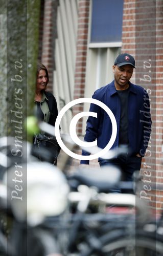 Amsterdam 12 april 2017
Humberto Tan met zijn vrouw Ineke op straat in amsterdam zuid