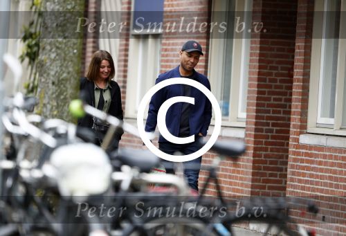 Amsterdam 12 april 2017
Humberto Tan met zijn vrouw Ineke op straat in amsterdam zuid