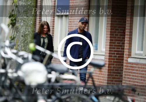 Amsterdam 12 april 2017
Humberto Tan met zijn vrouw Ineke op straat in amsterdam zuid