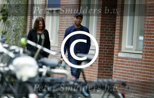Amsterdam 12 april 2017
Humberto Tan met zijn vrouw Ineke op straat in amsterdam zuid