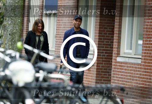 Amsterdam 12 april 2017
Humberto Tan met zijn vrouw Ineke op straat in amsterdam zuid