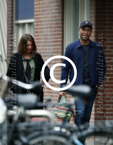 Amsterdam 12 april 2017
Humberto Tan met zijn vrouw Ineke op straat in amsterdam zuid