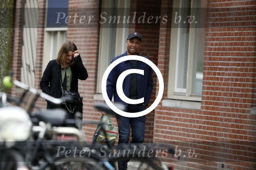 Amsterdam 12 april 2017
Humberto Tan met zijn vrouw Ineke op straat in amsterdam zuid