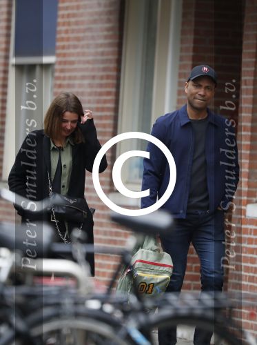 Amsterdam 12 april 2017
Humberto Tan met zijn vrouw Ineke op straat in amsterdam zuid