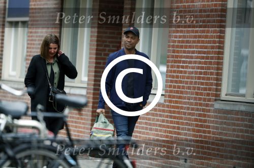Amsterdam 12 april 2017
Humberto Tan met zijn vrouw Ineke op straat in amsterdam zuid