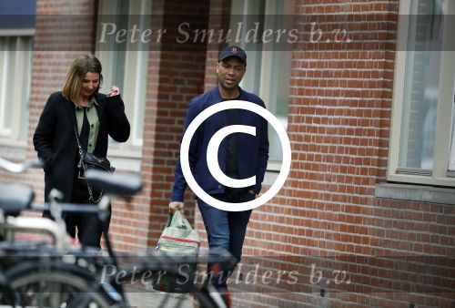 Amsterdam 12 april 2017
Humberto Tan met zijn vrouw Ineke op straat in amsterdam zuid