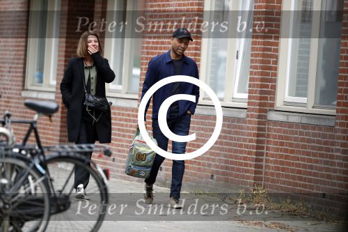 Amsterdam 12 april 2017
Humberto Tan met zijn vrouw Ineke op straat in amsterdam zuid